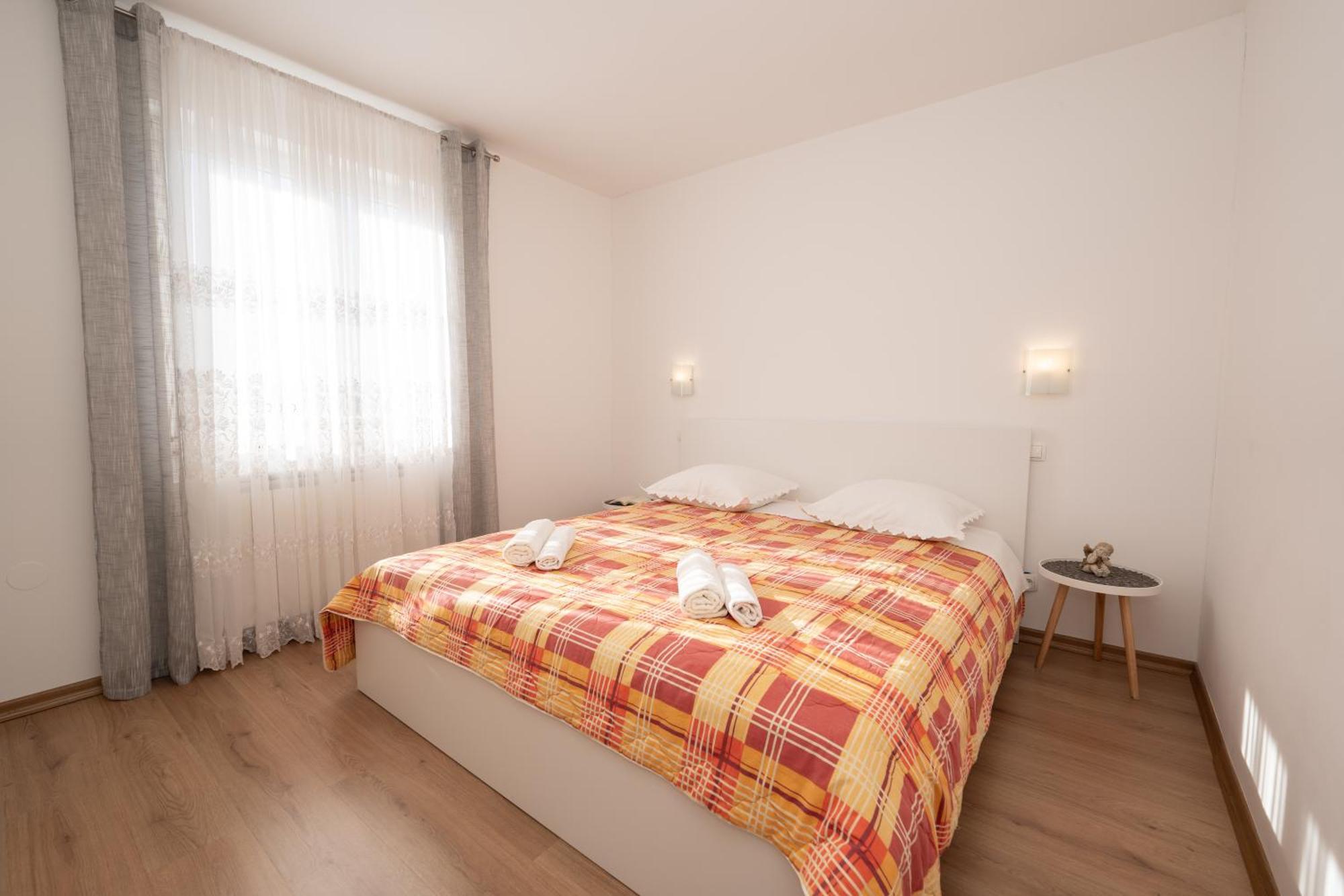 Apartments Biserka Novalja Bilik gambar